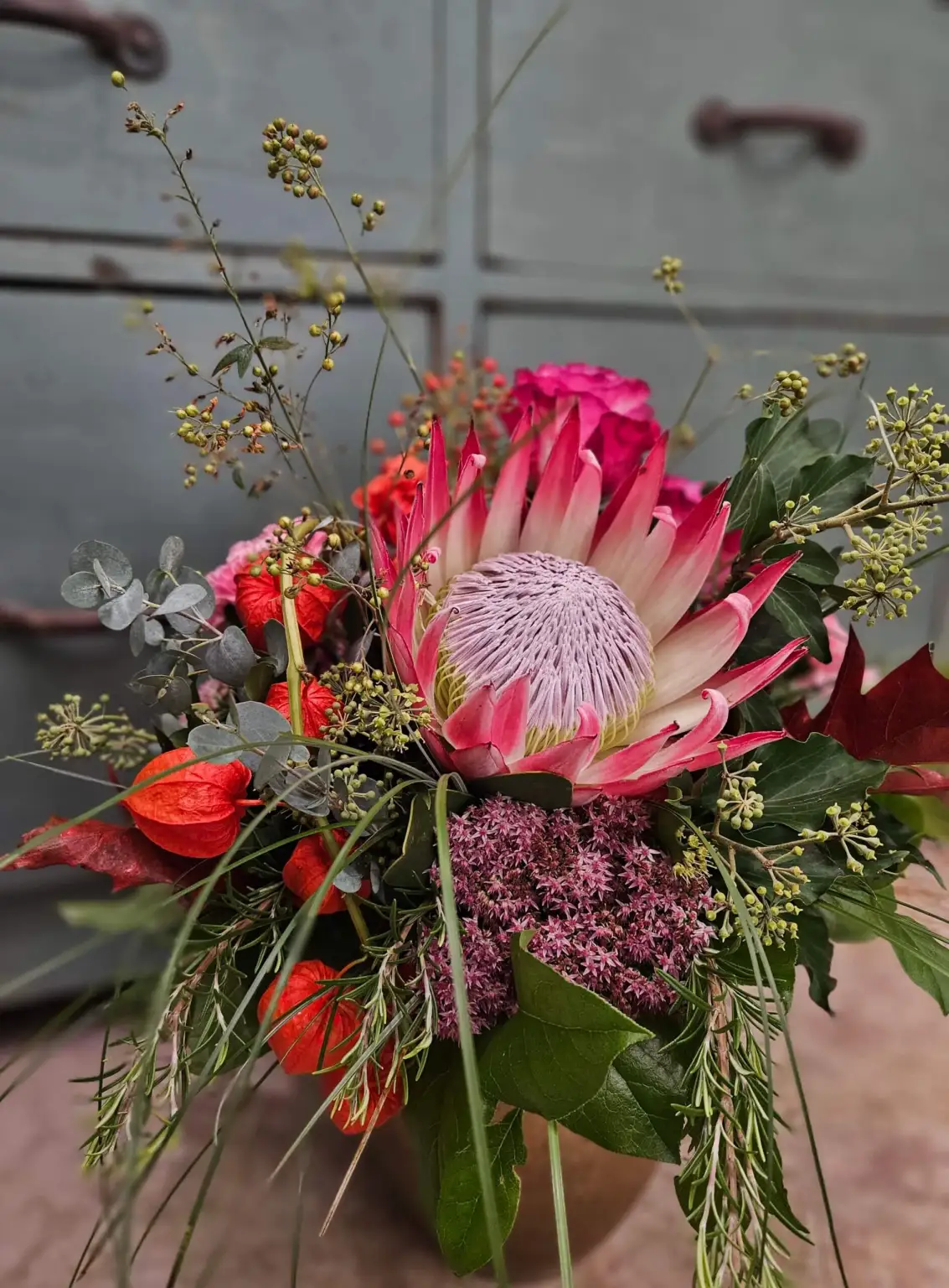 Bouquet autunnale con King Protea e alchechengi